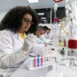Étudiants en laboratoire de chimie.