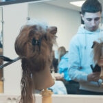 Réalisation d'une coloration par nos élèves en salon de coiffure.