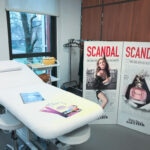 Espace de travail en salon de TP esthétique.