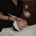 Soin du visage en salon de beauté.