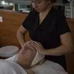 Soin relaxant du visage en salon de beauté.