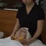 Soin relaxant du visage en salon de beauté.