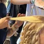 Réalisation d'une coiffure par nos élèves en salon.