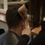 Nos élèves en TP coiffure, réalisation d'une coupe homme.
