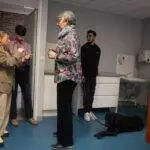 TP - Personnes discutant avec un chien-guide assis.