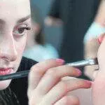 Nos élèves en salon appliquant du maquillage avec précision.