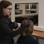 Nos élèves en TP coiffure, réalisation d'une coloration