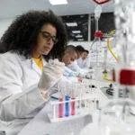 Étudiants en laboratoire de chimie.