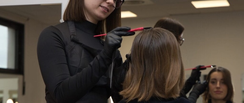 Réalisation d'une coloration par nos élèves en salon de coiffure.