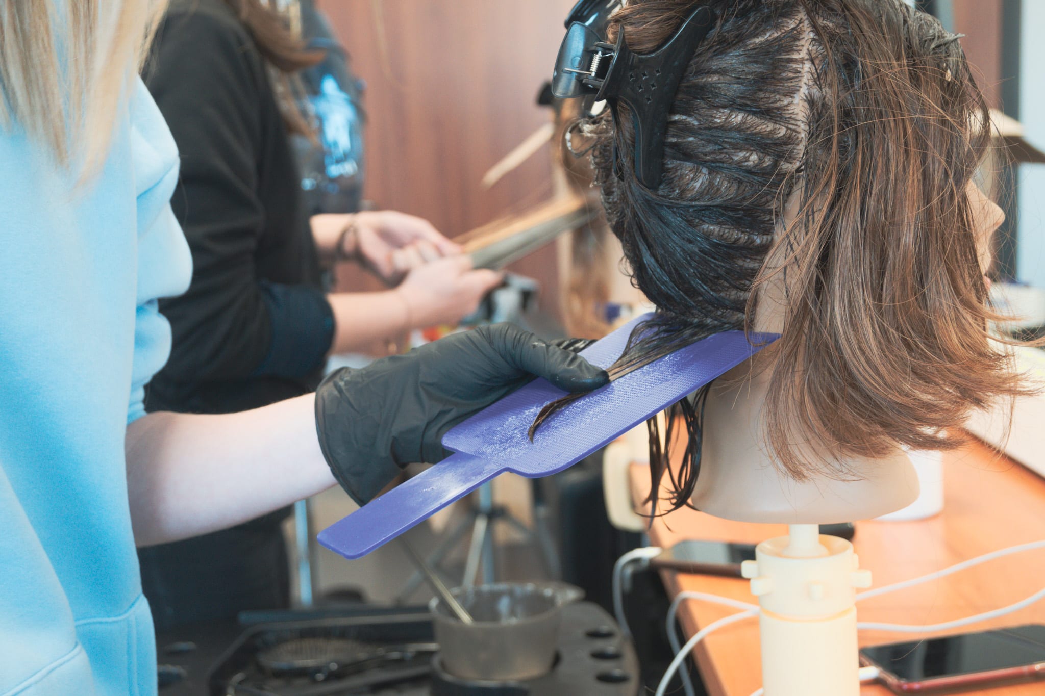 Réalisation d'une coloration par nos élèves en salon de coiffure.