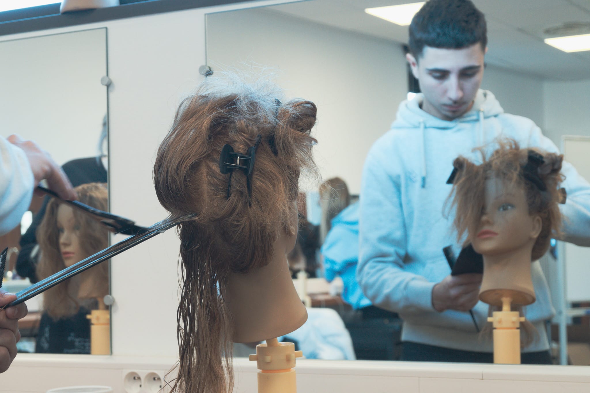 Réalisation d'une coloration par nos élèves en salon de coiffure.