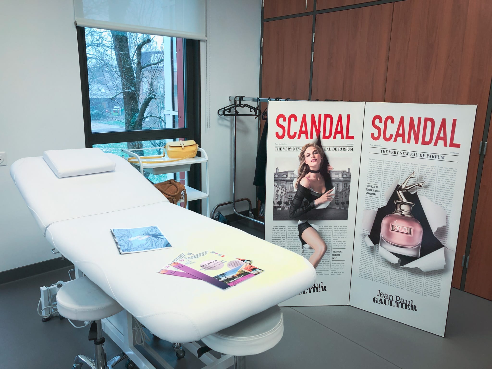 Espace de travail en salon de TP esthétique.